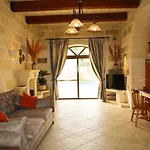 Centre Island Holiday Home With Private Pool And Hot Tub