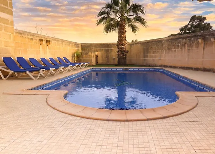 Centre Island Holiday Home With Private Pool And Hot Tub