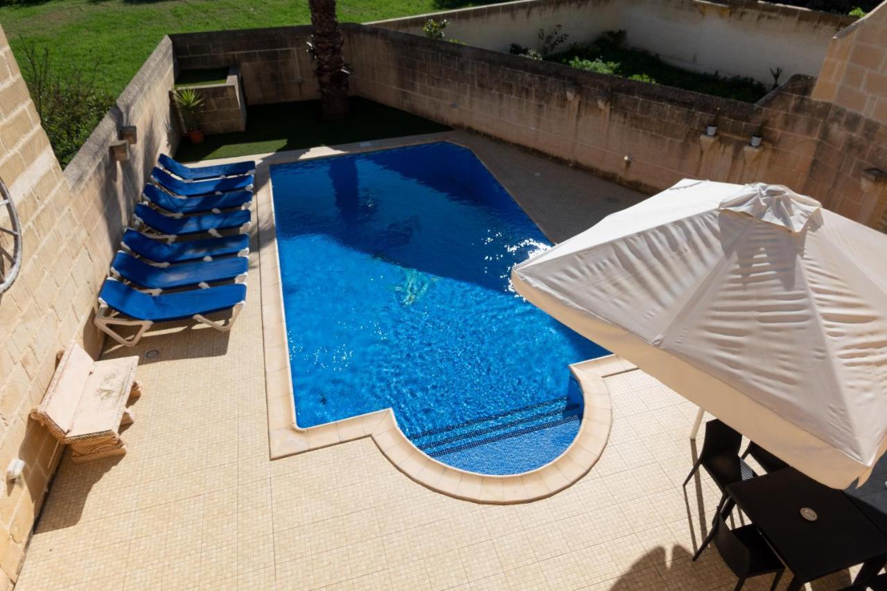 Centre Island With Private Pool And Hot Tub *