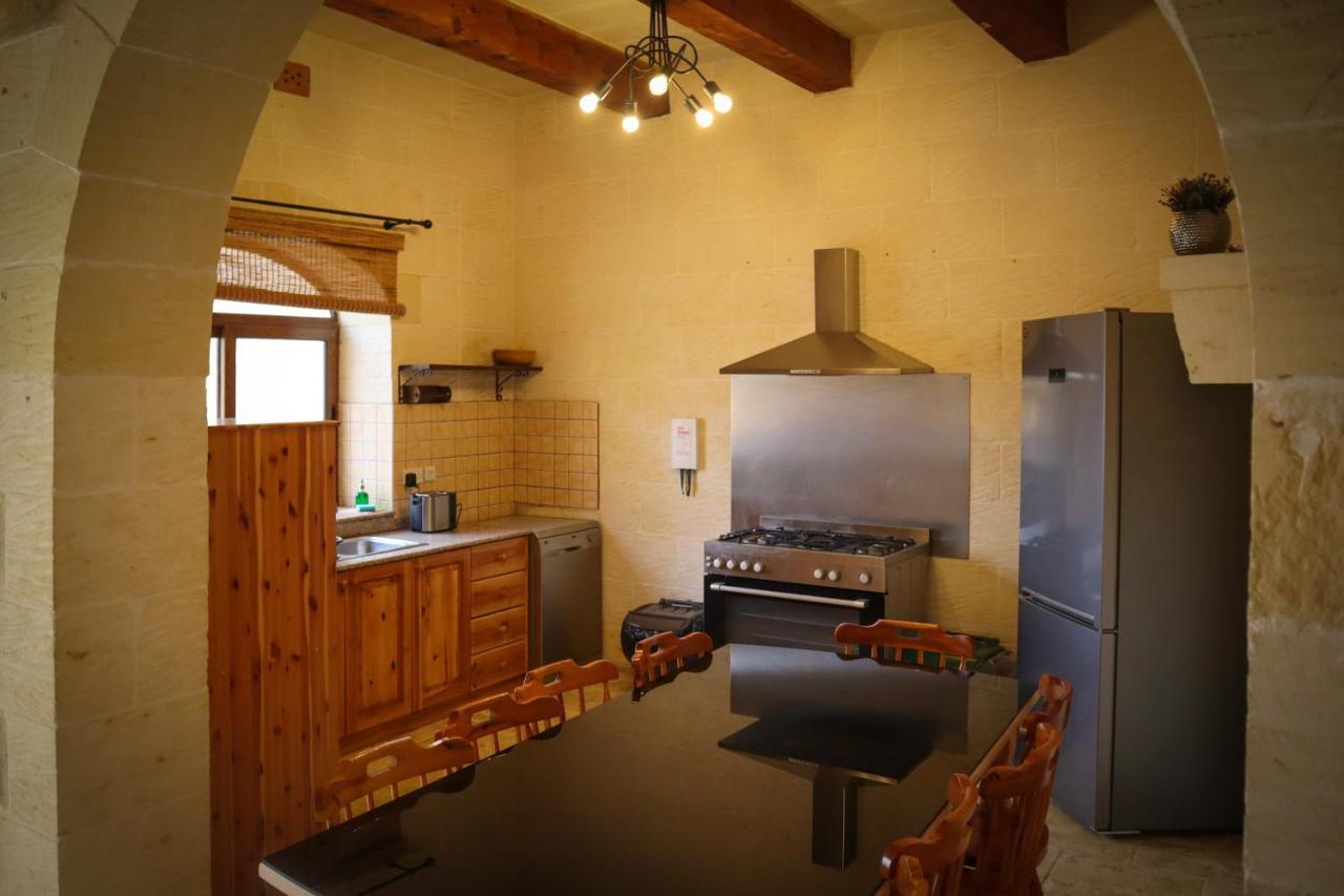 Centre Island With Private Pool And Hot Tub Vakantiehuis Kerċem
