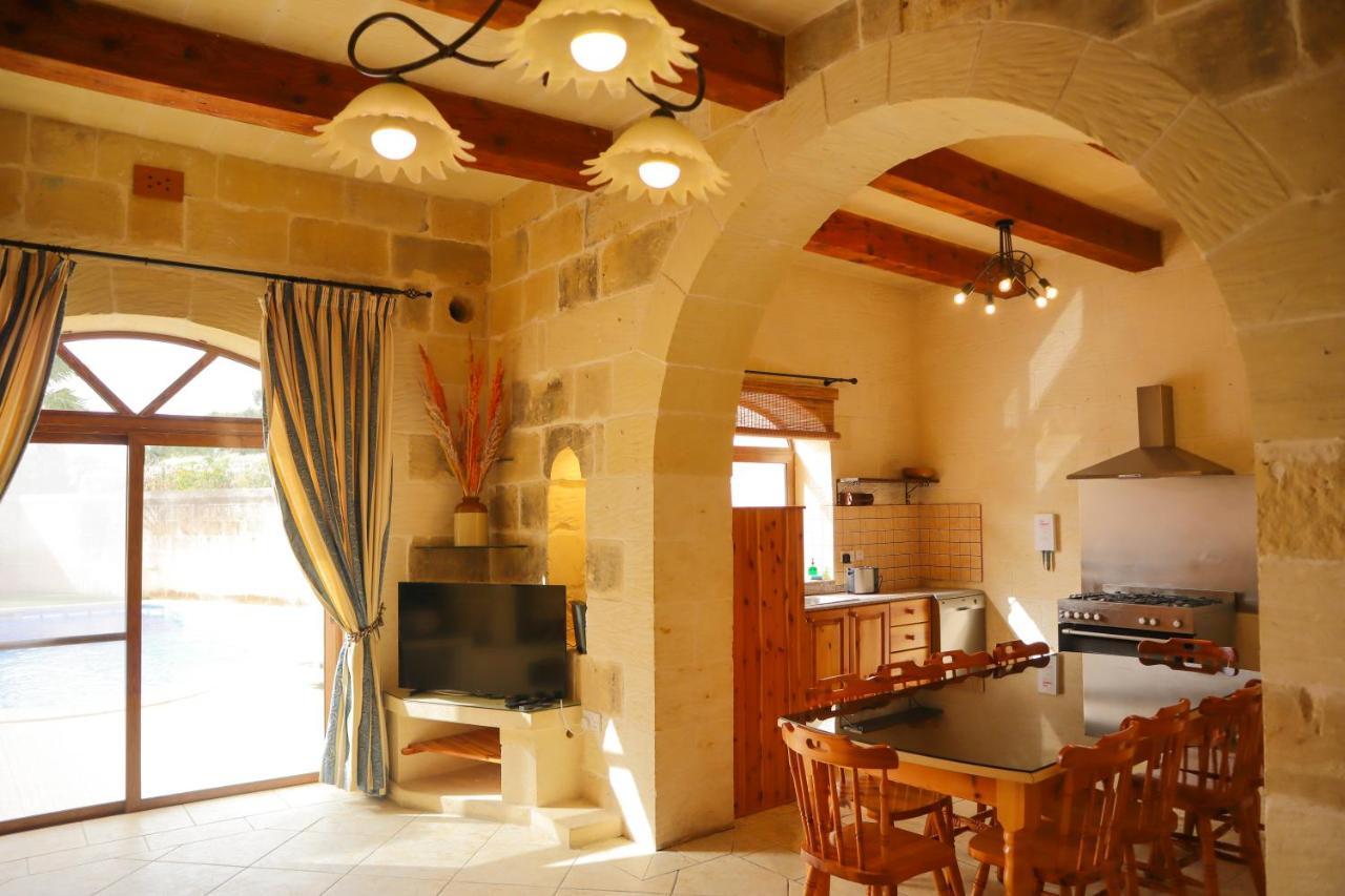 Centre Island With Private Pool And Hot Tub Kerċem