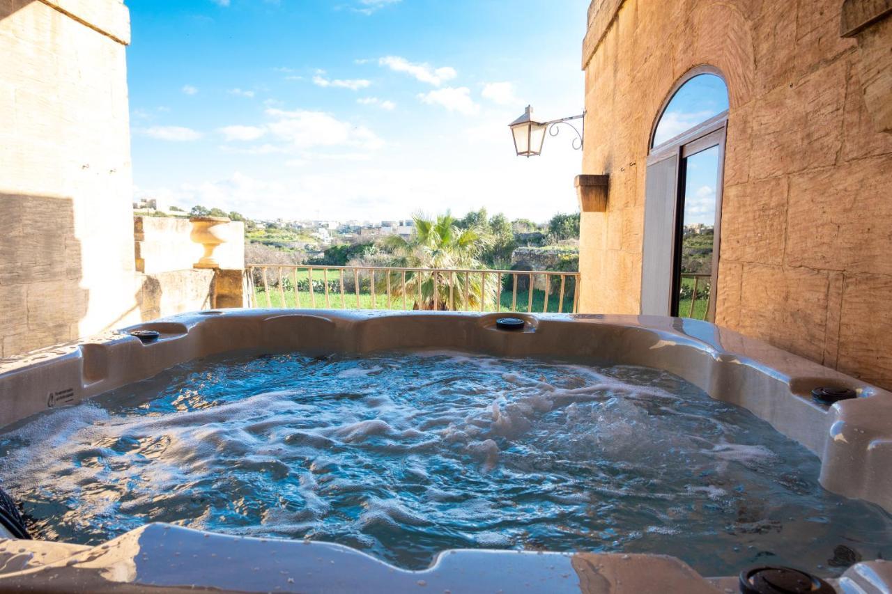 Centre Island With Private Pool And Hot Tub *